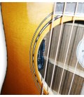 Detalhe do preamp no interior da boca da guitarra eletroacústica Fender modelo Paramount PD 220E Dreadnought Natural