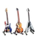 Imagem de três miniaturas de guitarra elétrica